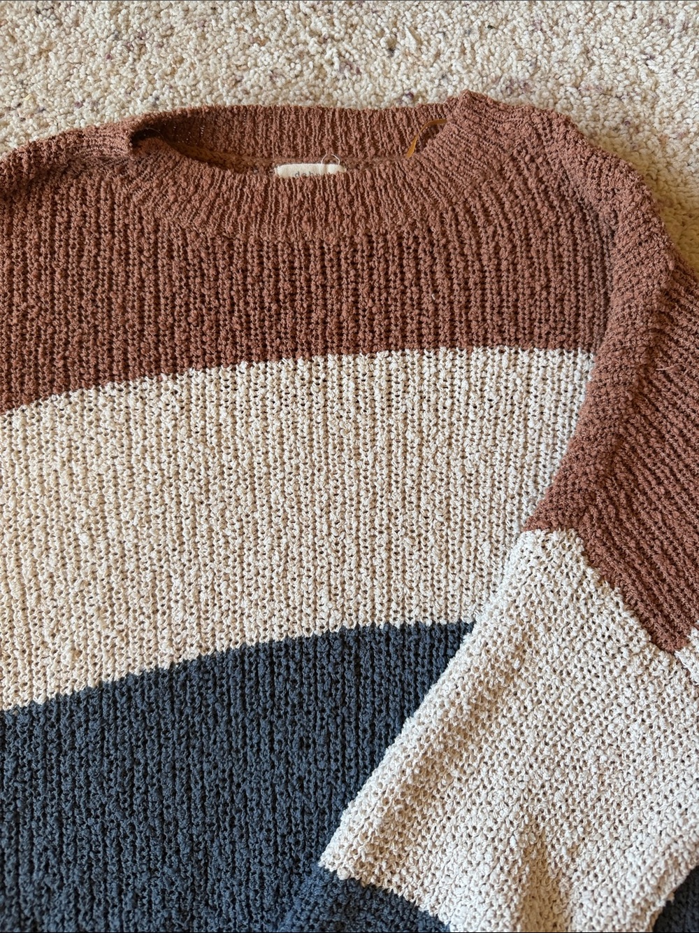Cute slightly cropped sweater - Picture 2 of 2